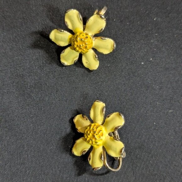 Vintage Weiss Yellow Enamel Daisy Clip-On Earrings Retro Floral Jewelry - Picture 5 of 8